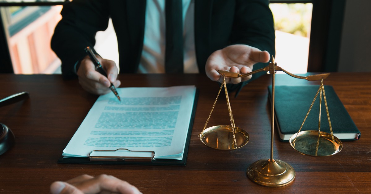 GIRL MARRIES LAWYER, HE DRAFTED 1068 PAGE PRENUP AGREEMENT