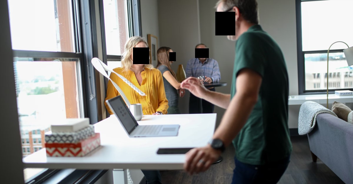 GUY HAS FEELINGS FOR HIS COWORKER BUT DOESN’T KNOW HOW TO CONFESS