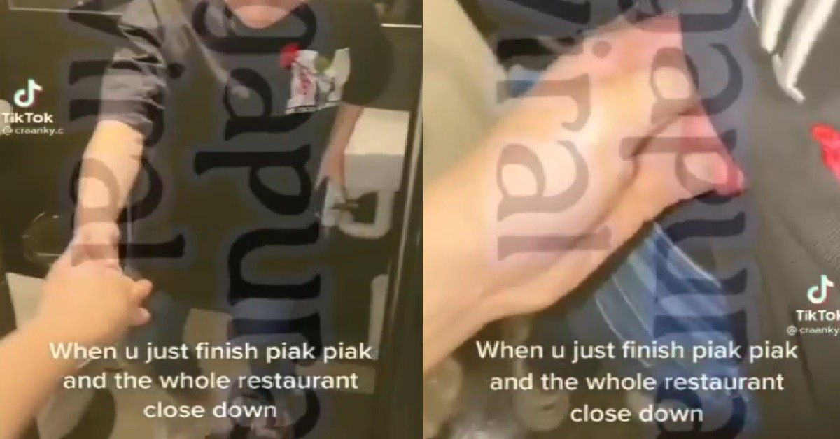 COUPLE PIAK PIAK INSIDE TOILET, COME OUT WHOLE RESTAURANT CLOSED ALR