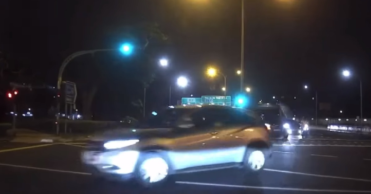 SUV DRIVER BEATS RED LIGHT AT ROAD JUNCTION, ALMOST CAUSE AN ACCIDENT