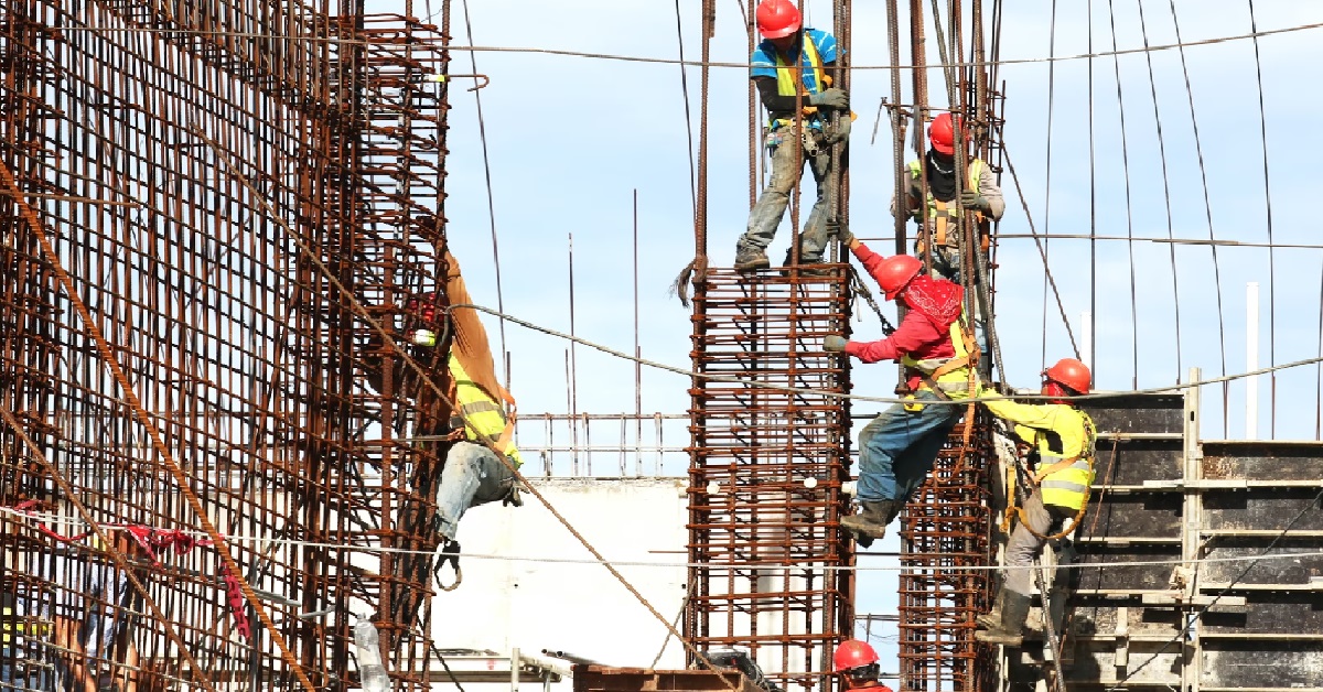 S’POREAN SAYS WEATHER TOO CRAZY, GIVE CONSTRUCTION WORKERS A BREAK, NO RUSH FOR BTOs