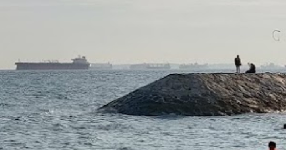 MAN FELL INTO SEA & UNABLE TO SWIM BACK DUE TO UNDERCURRENT, SAVED BY PASSER-BY