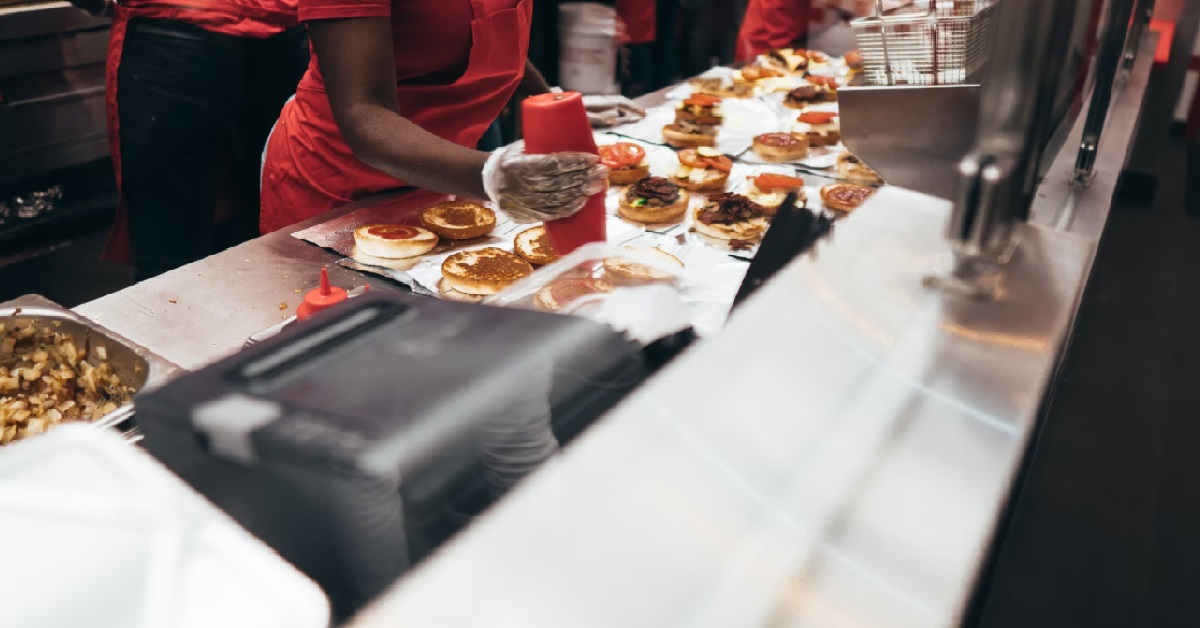 GIRL NOT HAPPY THAT BF NOT PUTTING EFFORT INTO DATES – BRING HER EAT FAST FOOD