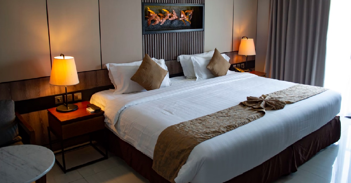 MOTHER WORRIED BECAUSE DAUGHTER GOING TO SPEND NIGHT WITH BF IN HOTEL