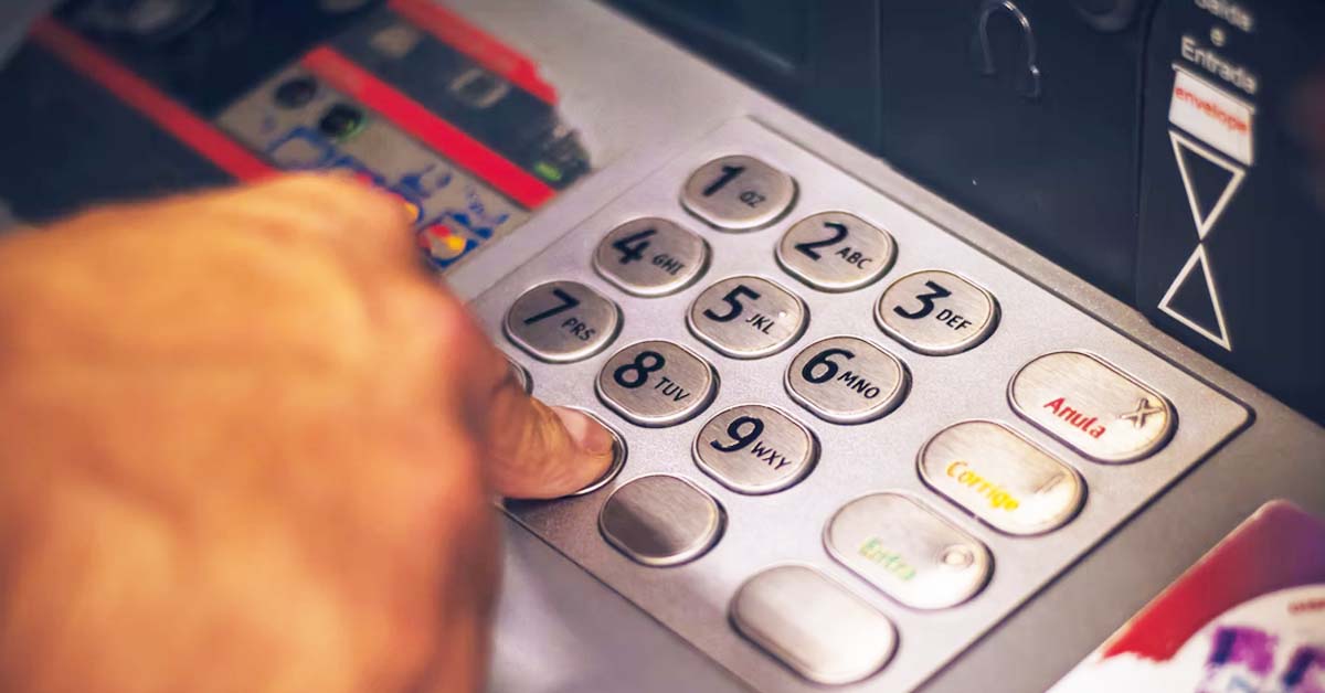 SINGLE DAD CAN’T SAVE MONEY, THE MINUTE HE GETS HIS PAY, STRAIGHT AWAY SPEND IT ALL