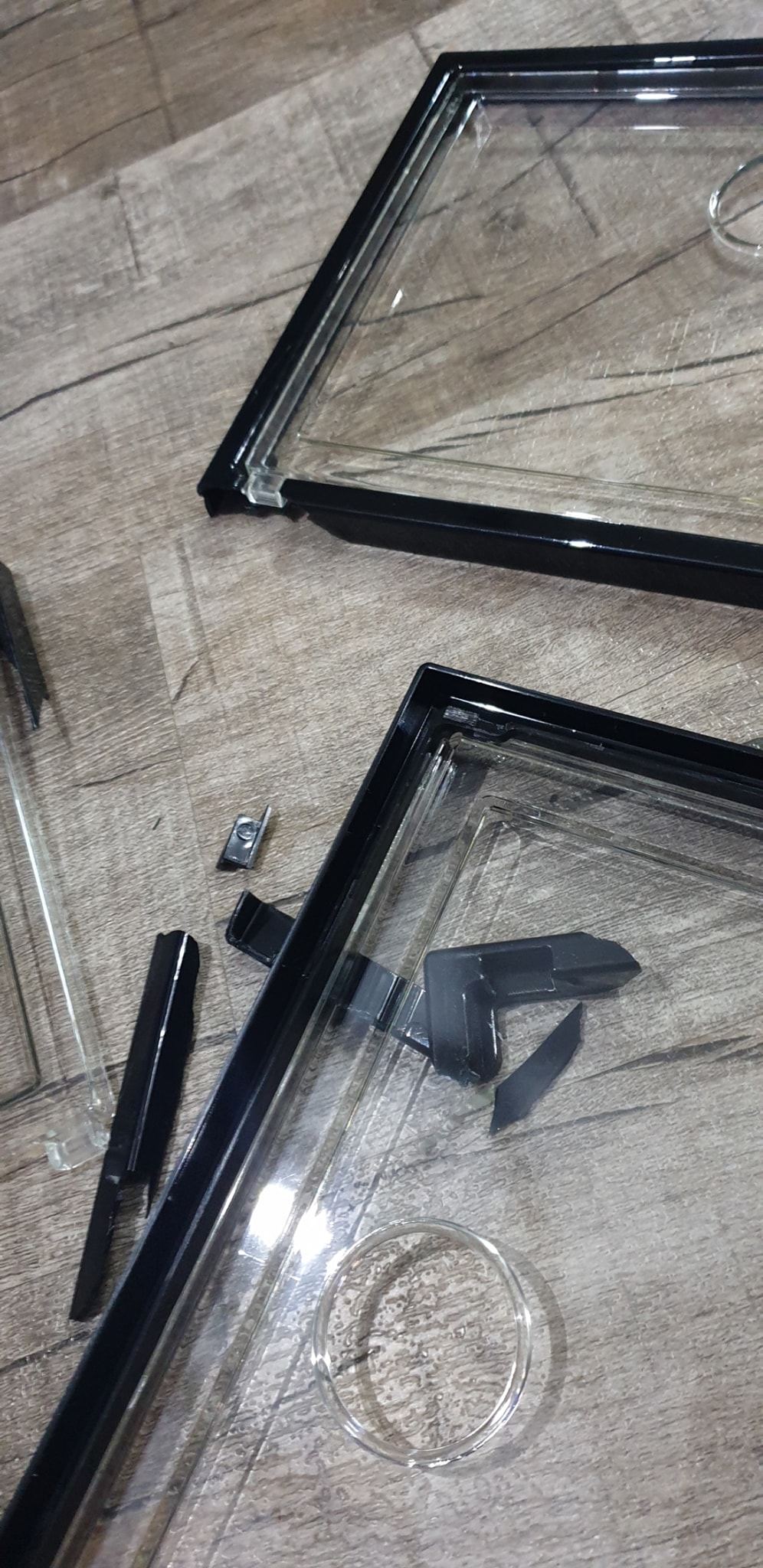 WOMAN BOUGHT SHOE RACK VIA SHOPEE & RECEIVES BROKEN PIECES, NO REFUND