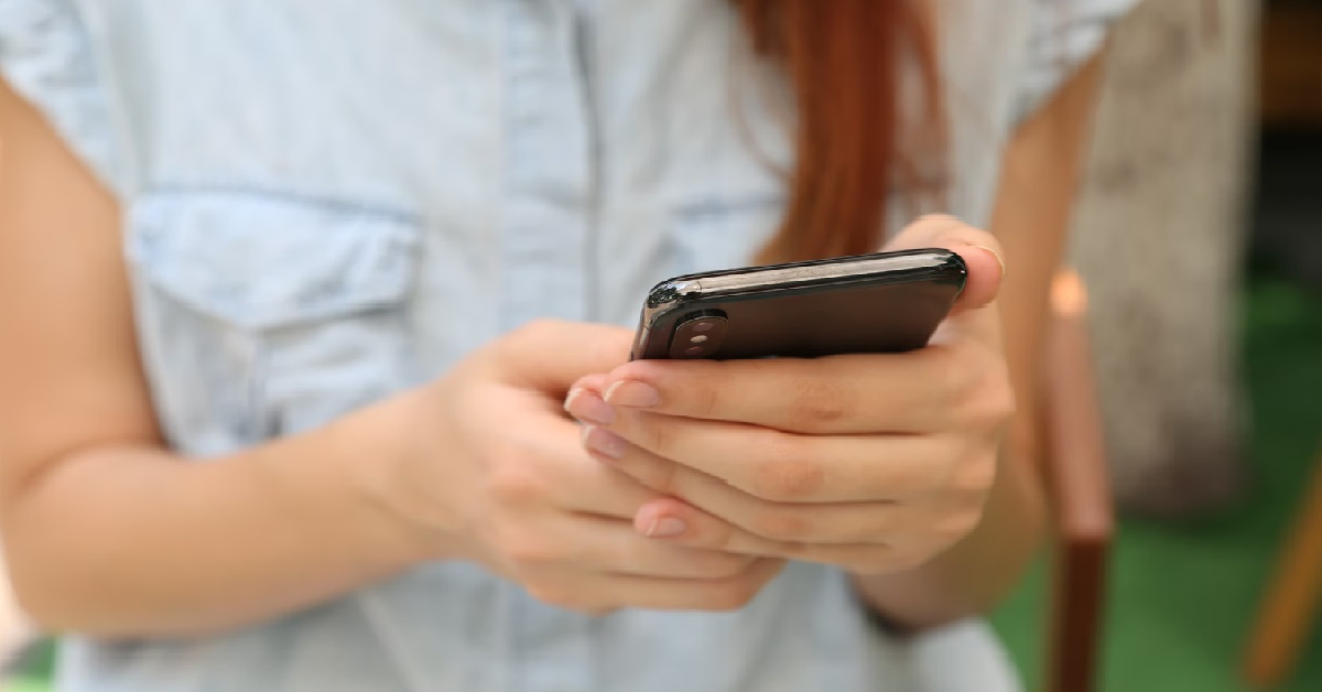 GIRL SAYS GUYS STOP TALKING TO HER WHENEVER SHE REPLY WITH “HAHA” OR “LOL”