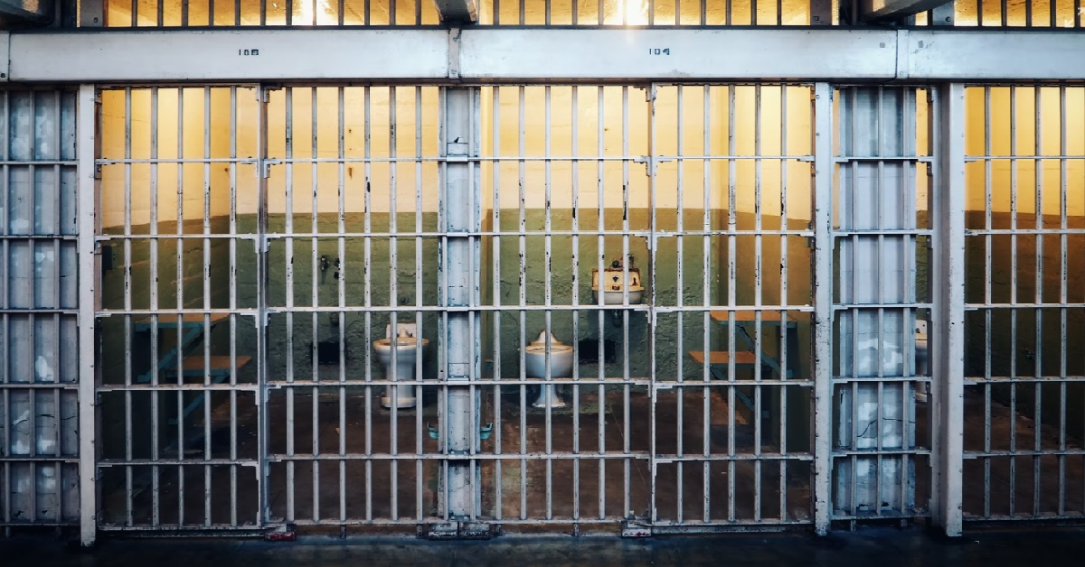 THAI PRISONERS RIOT & SET JAIL ON FIRE OVER HANDLING OF COVID-19 CLUSTER