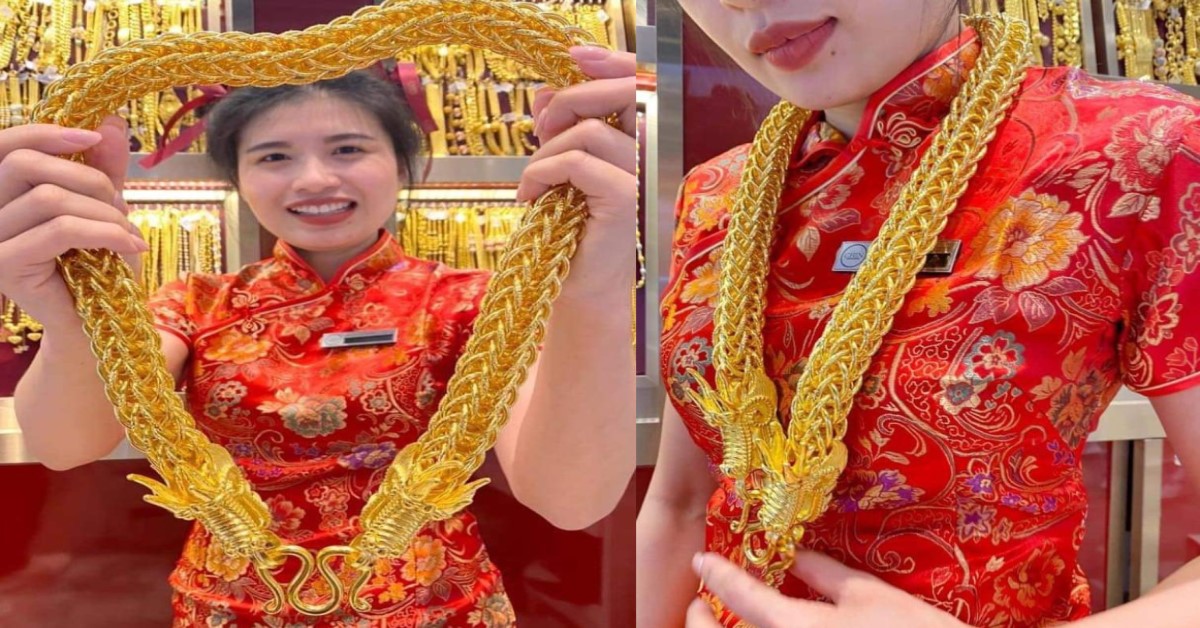 GIRL IN CHEONGSAM POSES FOR PHOTO WITH HUGE GOLD CHAIN