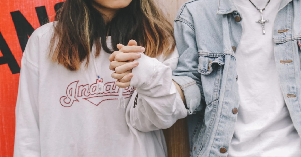 GIRL’S BESTFRIEND CHEATED ON HER BF, DOESN’T KNOW IF SHE SHOULD TELL HIM