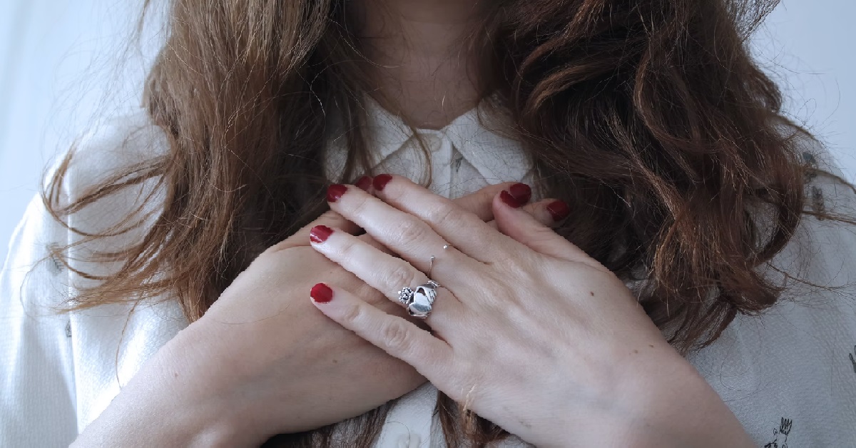 GIRL FINDS HER OWN CHEST “DISGUSTING” BECAUSE HER “TOFU” IS DROOPING