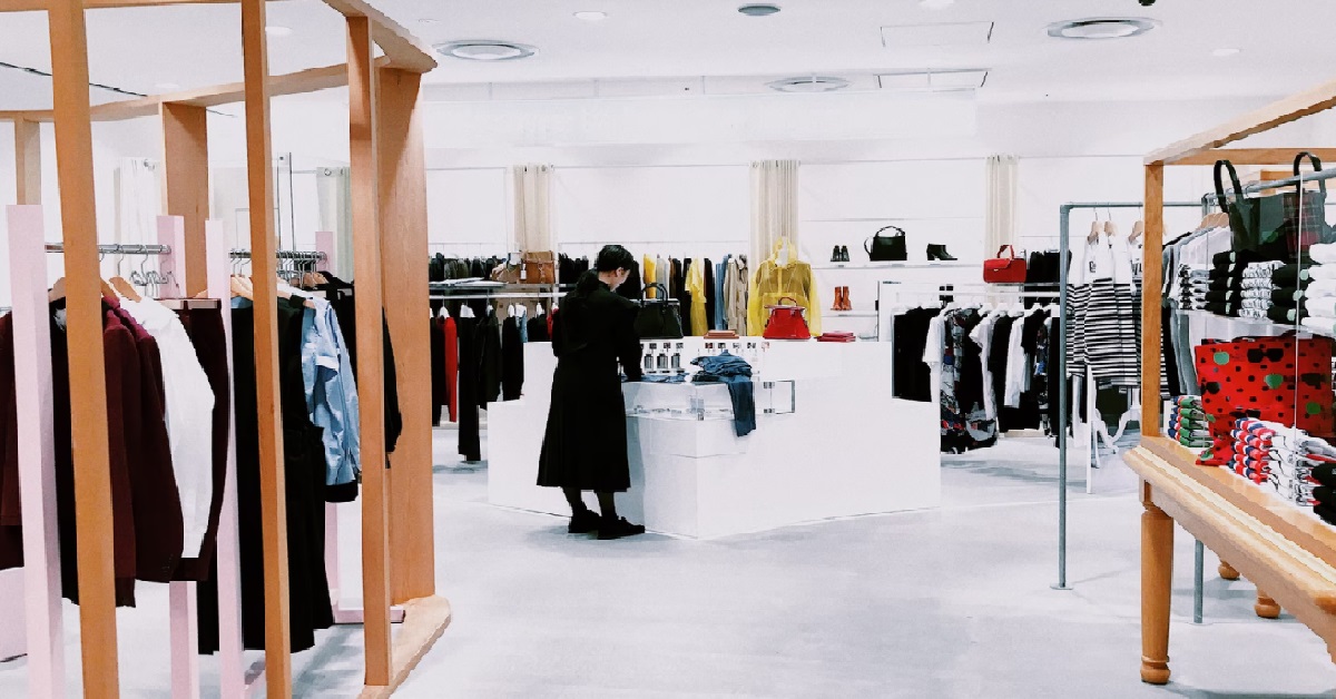 GIRL WORKING AT CLOTHES SHOP, BOSS KEEPS SHOUTING & SPYING ON WORKERS VIA CCTV