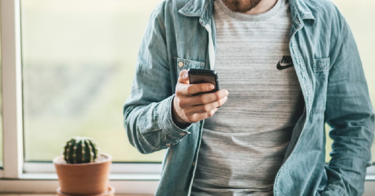 GUY FOUND HIS COUSIN’S EXPLICIT PICS ON ESCORT WEBSITE, HAS BEEN “USING” THEM