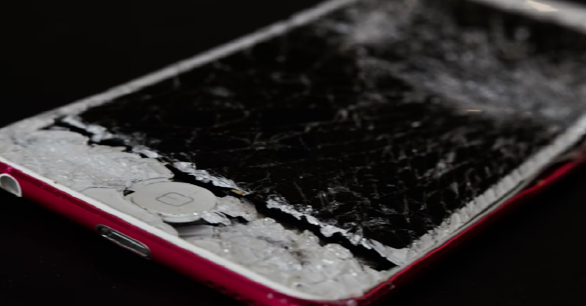 GUY HITS GIRL’S PHONE BECAUSE SHE ACCIDENTALLY FILMED HIM, THEN PHONE BROKEN