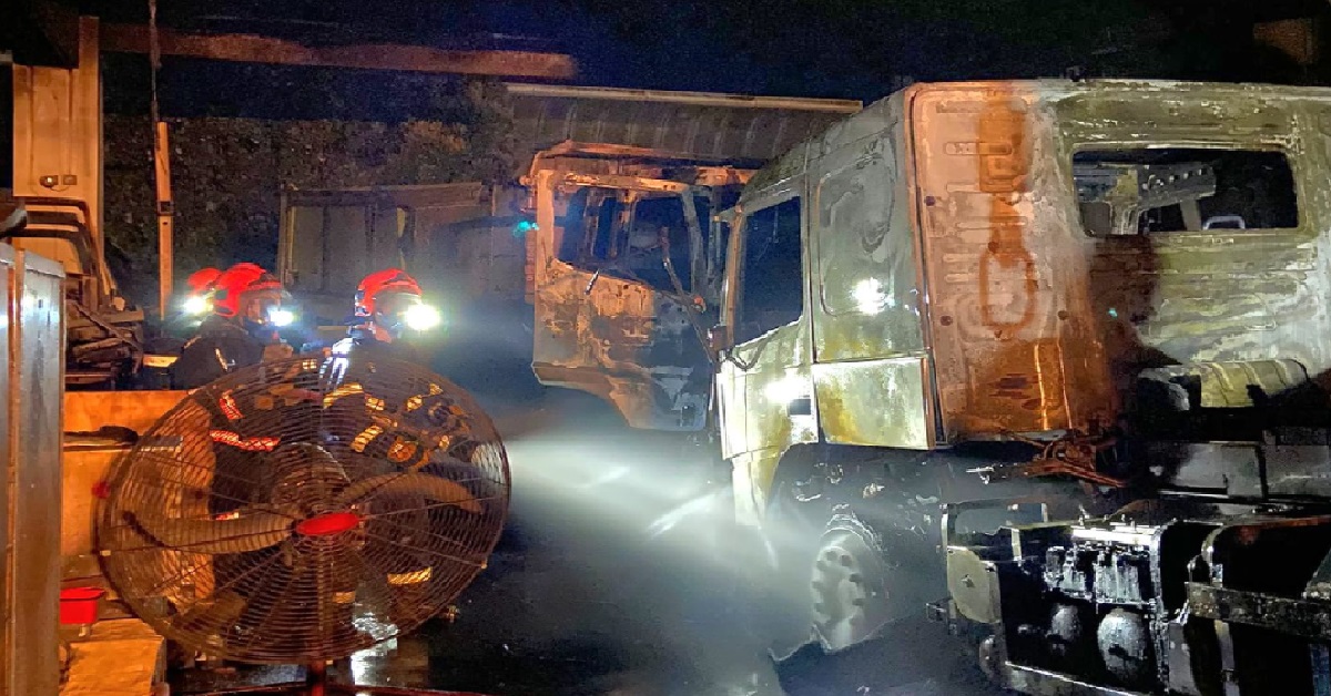 FIRE BROKE OUT AT INDUSTRIAL AREA INVOLVING TWO TRUCKS, @ SUNGEI KADUT