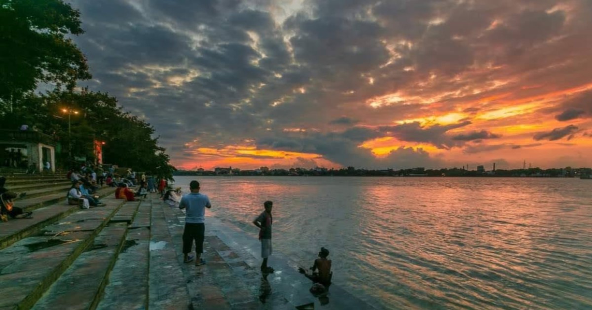 INDIA: OVER 100,000 GATHER FOR HOLY DIP FESTIVAL TO WASH AWAY SIN