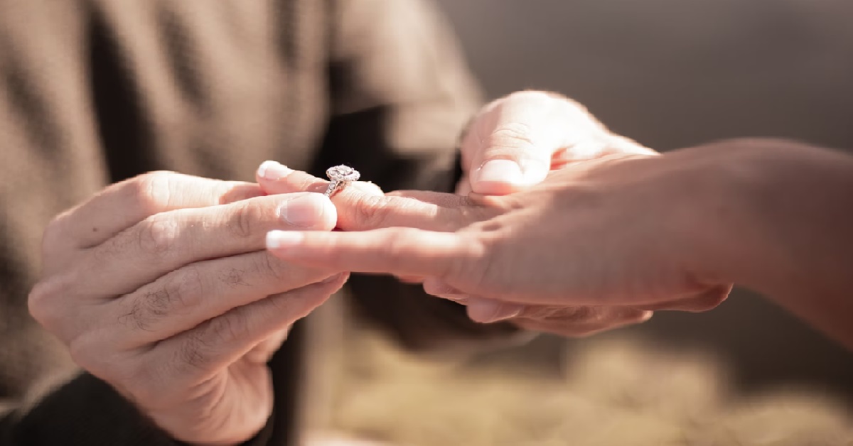 MAN STRESSED BECAUSE GF EXPECTING HIM TO PROPOSE ON THEIR ANNIVERSARY
