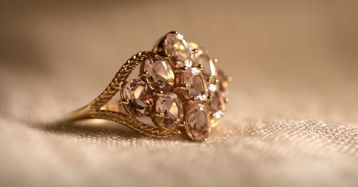 GIRL HATES HER ENGAGEMENT RING THAT WAS PASSED DOWN BY FIANCE’S GRANDMA