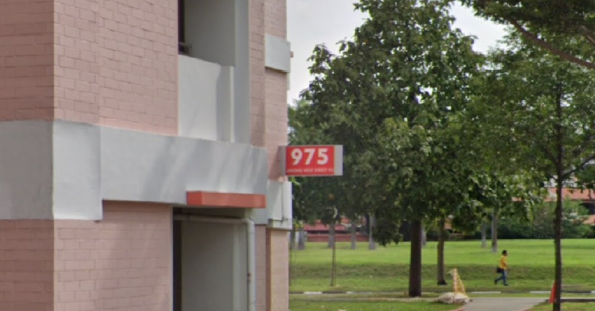 ROBBER KNOCKS ON AH MA’S DOOR, THEN SNATCHES HER GOLD NECKLACE