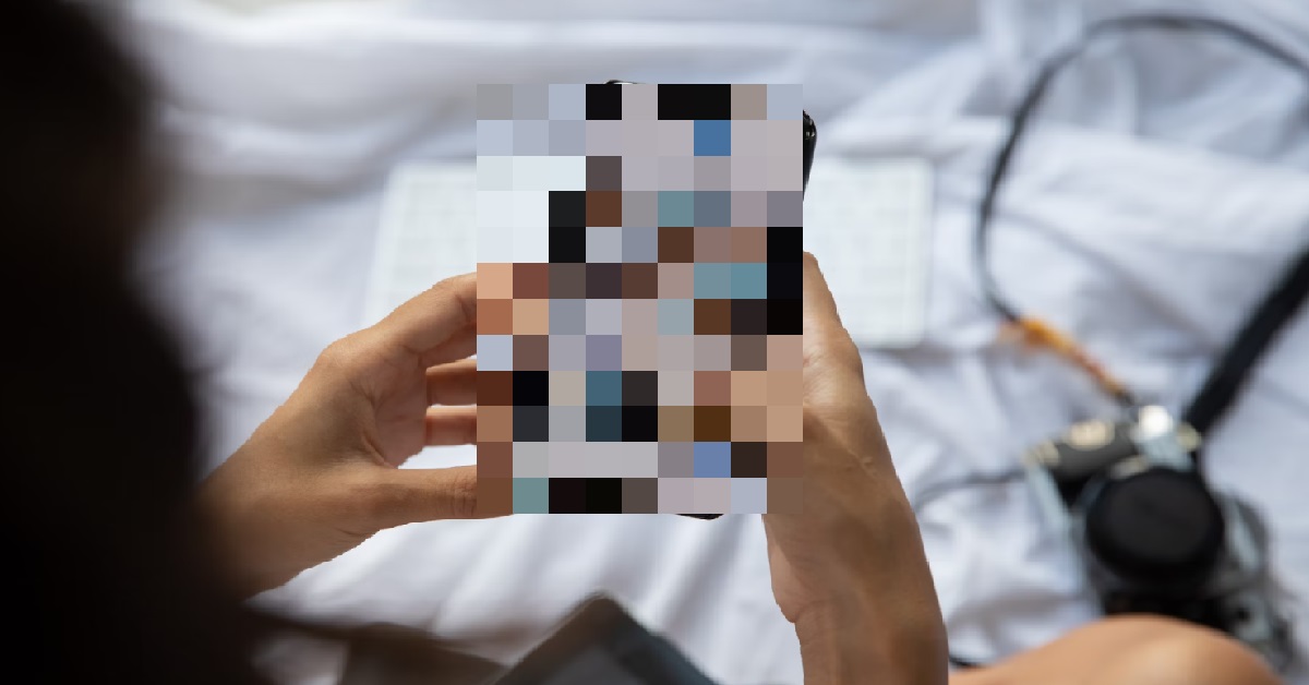 GIRL DIY PIAK PIAK WITH HERSELF IN HER ROOM, THEN MUM SUDDENLY WALKED IN