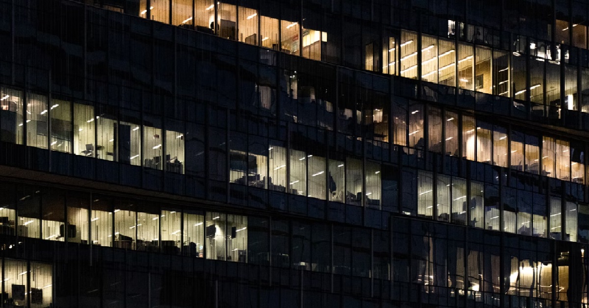 MAN’S 40-50 Y.O CO-WORKERS DO O.T EVERY DAY, END WORK AT 6.30 BUT LEAVE AT 9