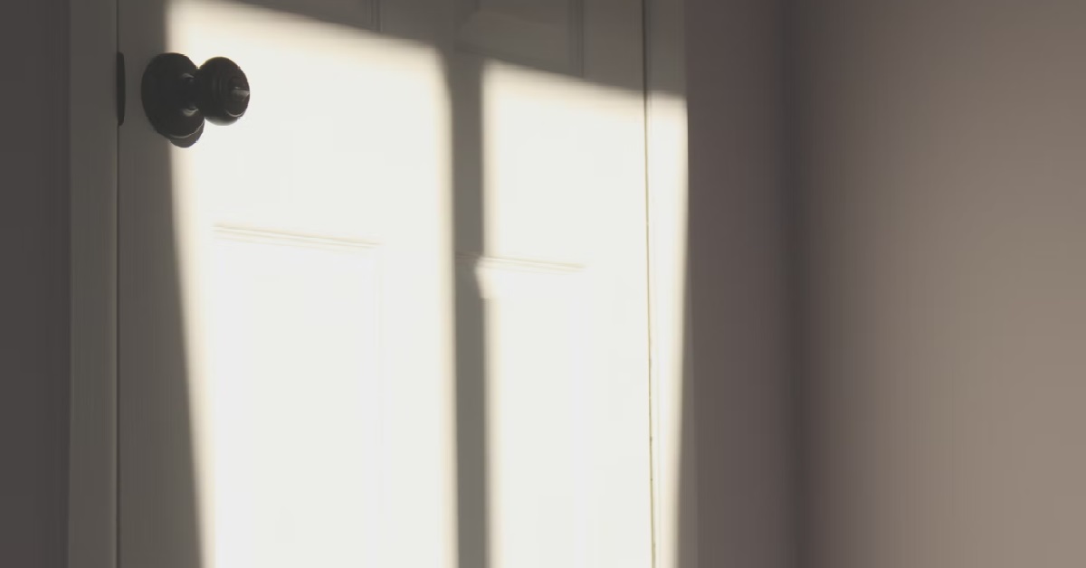 GIRL’S UNCLE BARGED INTO HER ROOM WHILE SHE WAS CHANGING, STARE FOR 5 SECONDS