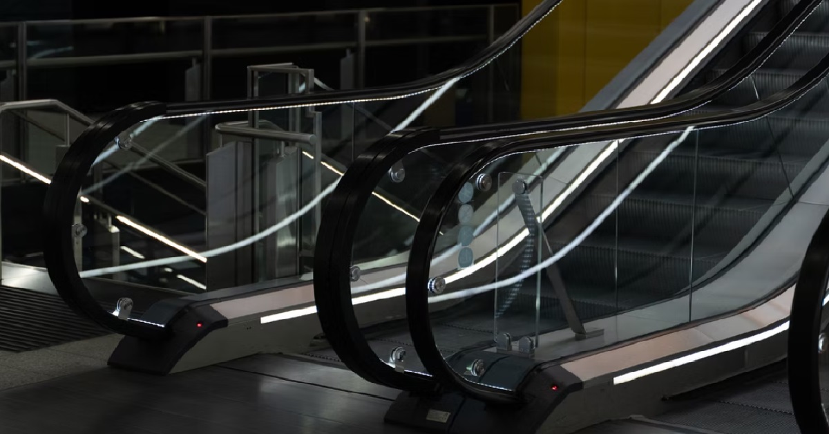 ELDERLY WOMAN FELL DOWN ON ESCALATOR, SCREAMS FOR HER SLIPPER