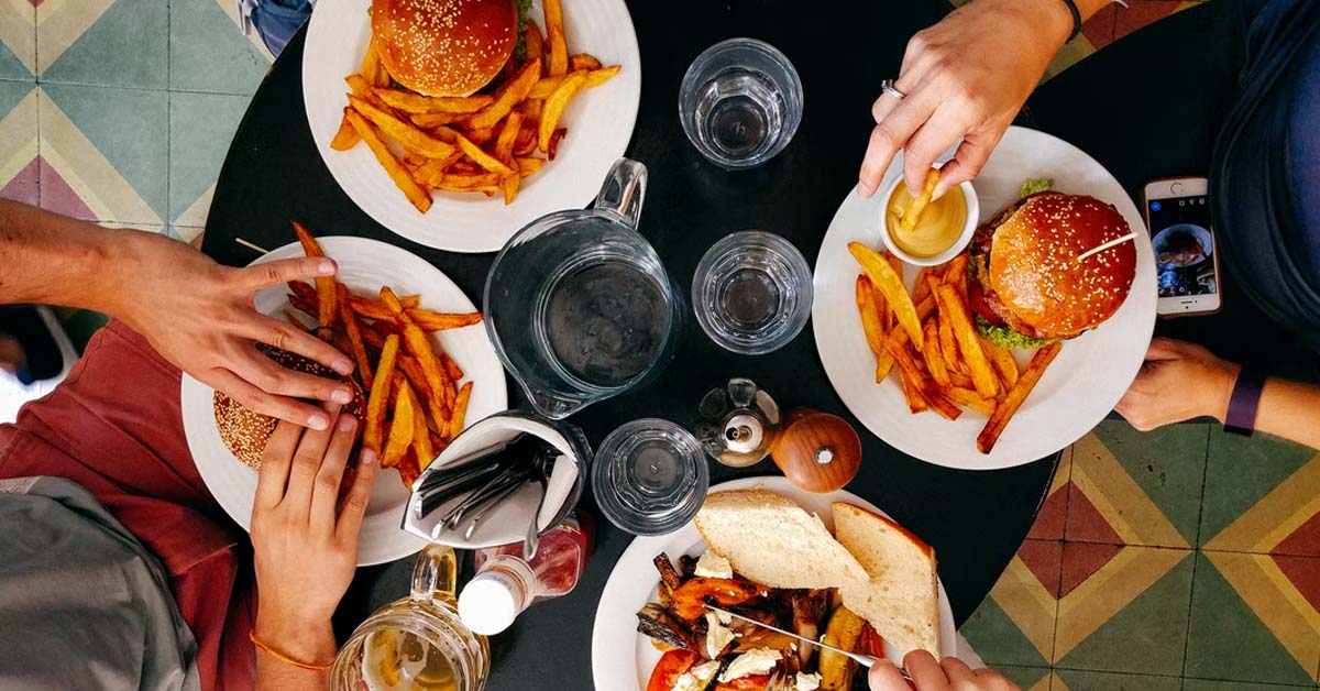 RESTAURANT RUSHES CUSTOMER TO FINISH, EAT HALF WAY THEY CLEAR
