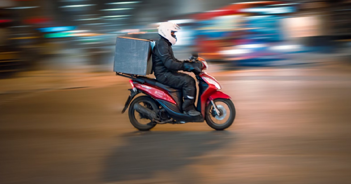 MAN SICK OF GIRLFRIEND TREATING HIM LIKE A “FREE GRABFOOD RIDER”