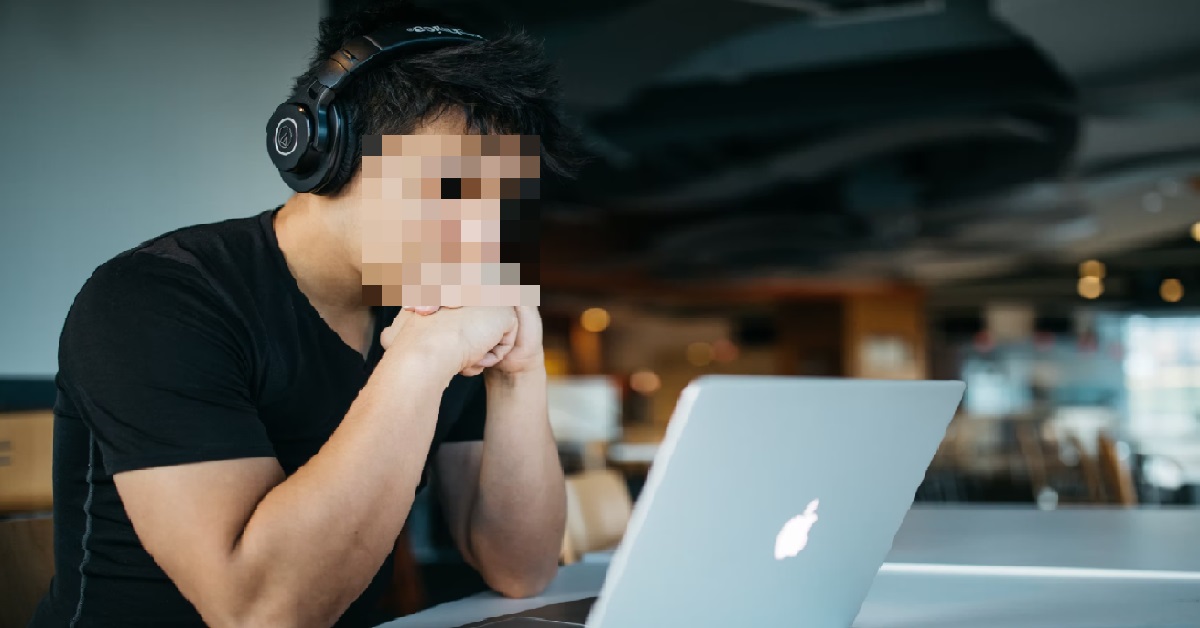 GUY KEEPS HIS HEADPHONES ON WITH NO MUSIC TO AVOID TALKING TO PEOPLE