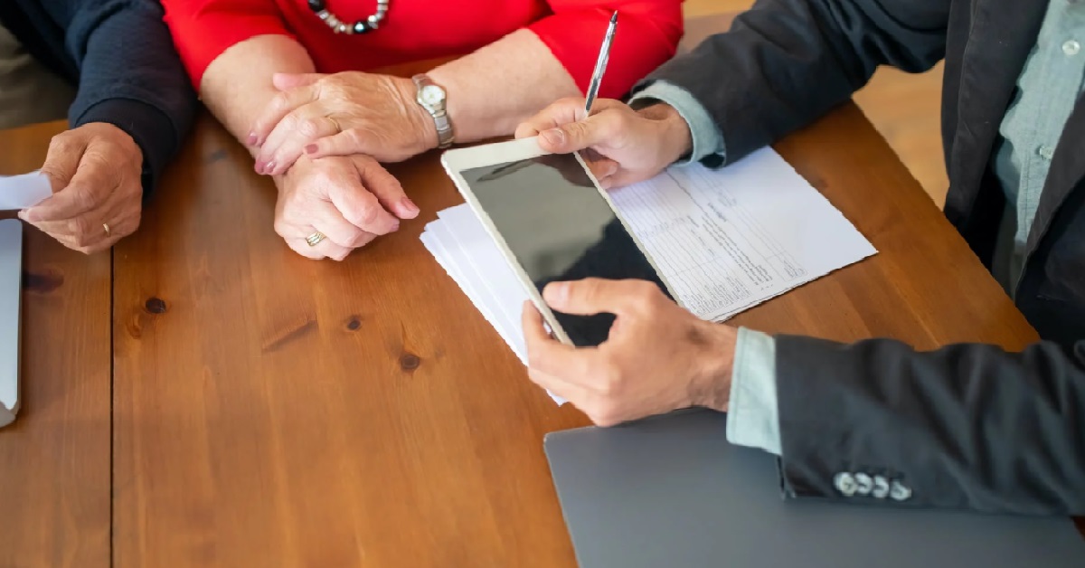 UNI GRAD BLUR BLUR GOT SCAMMED INTO BEING INSURANCE AGENT, NOW OWES BOSS MONEY