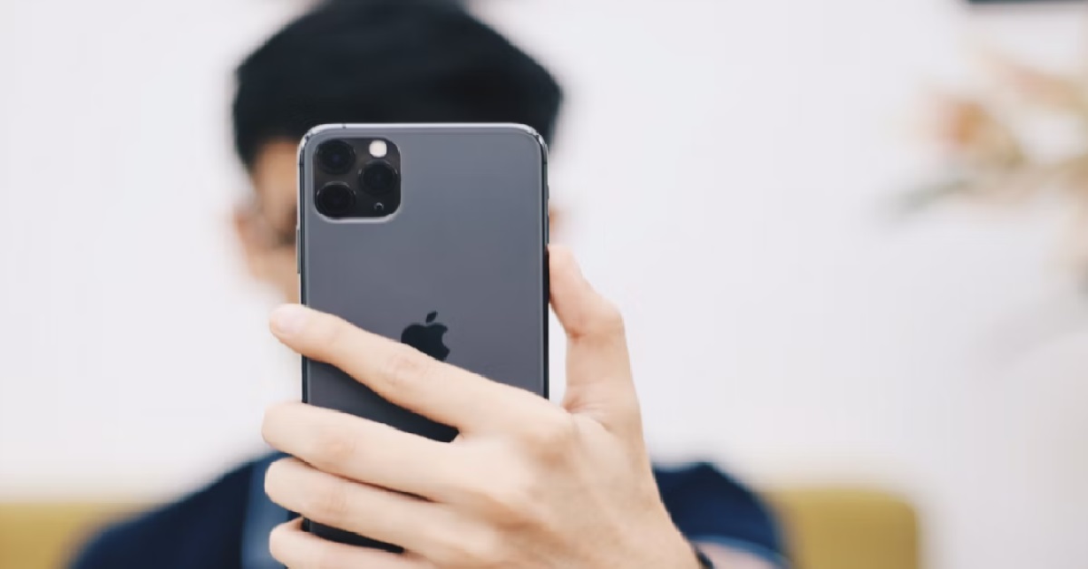 GUY ACCIDENTALLY SHOWED FEMALE FRIEND A PHOTO OF HIS “LITTLE BROTHER”