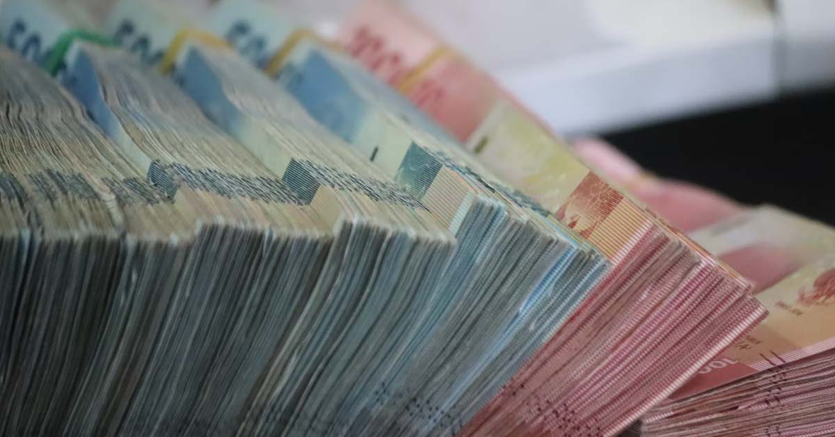 NETIZENS DISCUSS IF MONEY CAN REALLY BUY HAPPINESS