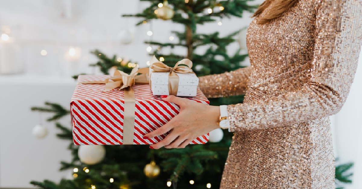 WIFE ACCUSED HUSBAND OF CHEATING BECAUSE HIS FEMALE BOSS SENT THEM GIFTS