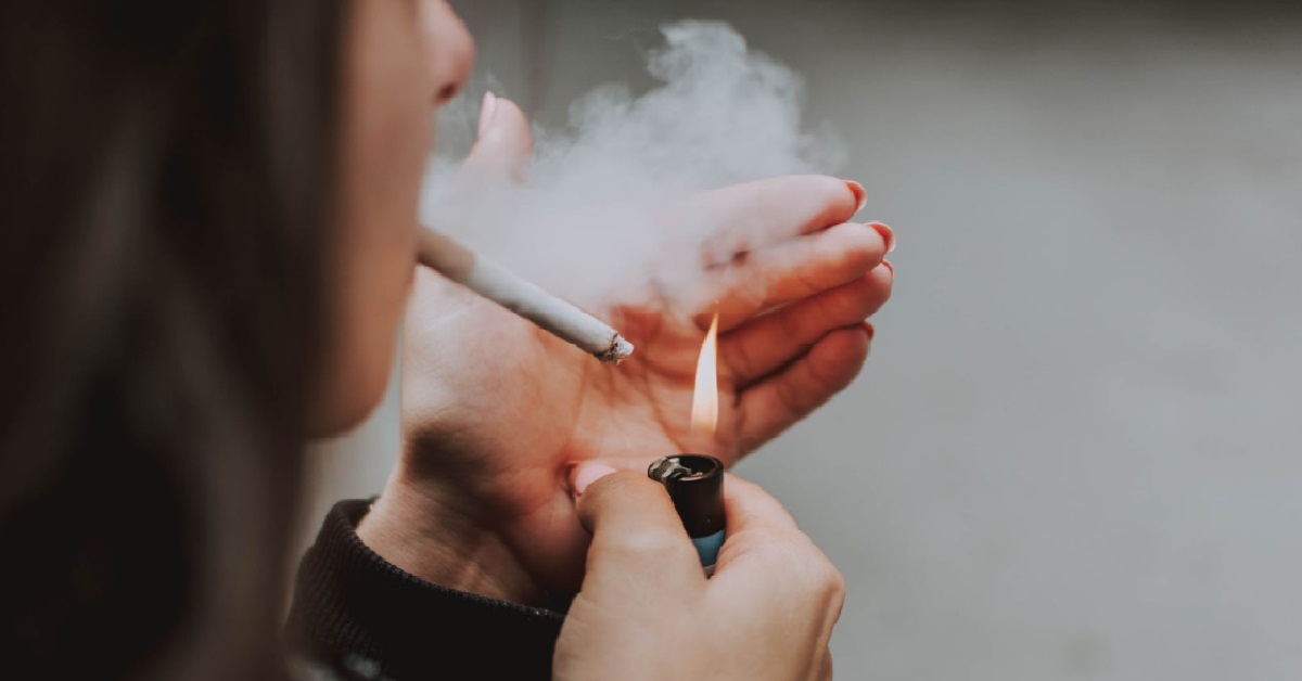 GUY SICK OF SMOKER COLLEAGUES GETTING EXTRA “BREAKS” IN THE FORM OF SMOKE BREAKS