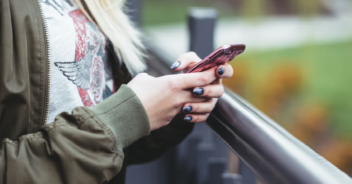 GIRL SAYS BF REPLIES WORK MSGS INSTANTLY, BUT REPLIES HER VERY LONG