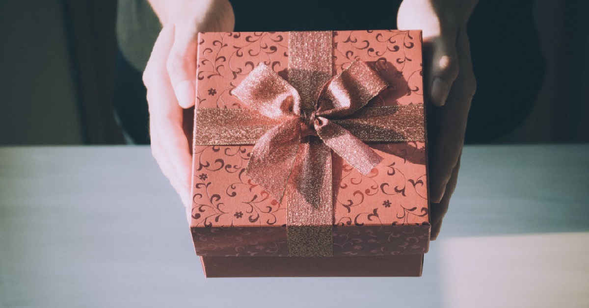 WOMAN UPSET HUSBAND BOUGHT SAME V-DAY GIFT FOR MOTHER-IN-LAW & HER
