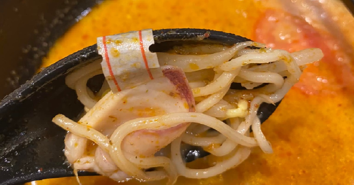 GUY ALLEGEDLY FINDS PRICE TAG INSIDE HIS RAMEN FROM AJISEN
