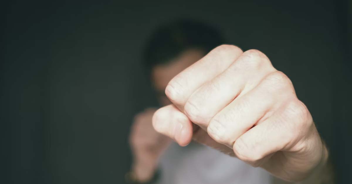 MAN HEAR NEIGHBOUR BEATING GF, TRIGGERED CHILDHOOD TRAUMA