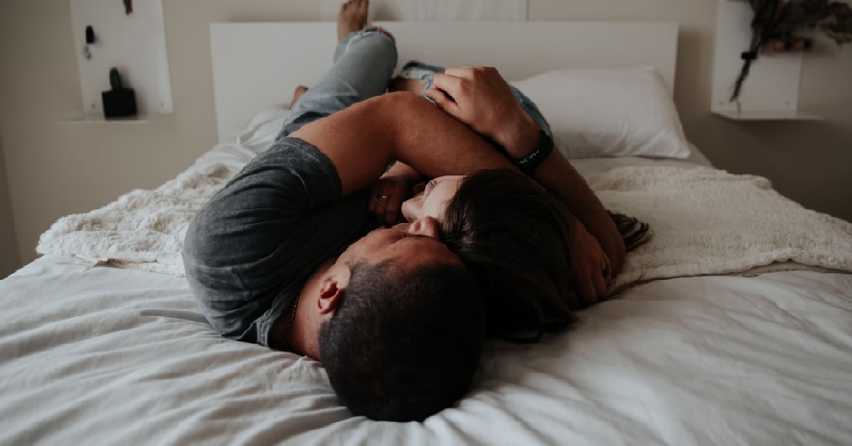 WOMAN CAME HOME & FOUND HUSBAND IN BED WITH ANOTHER WOMAN