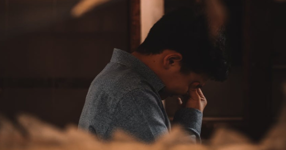 GIRL SNUCK INTO BOYFRIEND’S HOME, SEES HIM ON HIS KNEES CRYING