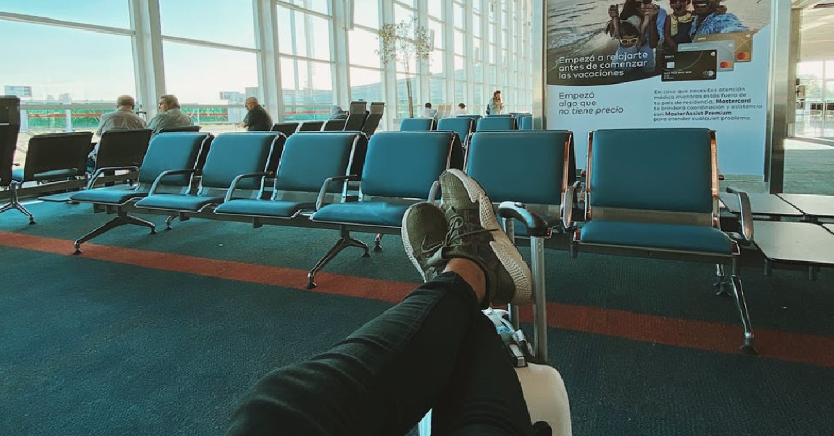 GUY JUST GRADUATED FROM UNI, WANTS TO SELL EVERYTHING & MOVE ABROAD