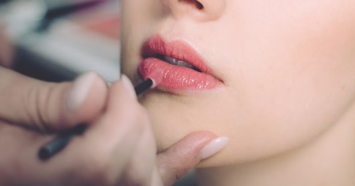 BF DEMANDS GF STOP WEARING MAKEUP & PERFUME, SAYS SHE LOOKS LIKE PROSTITUTE