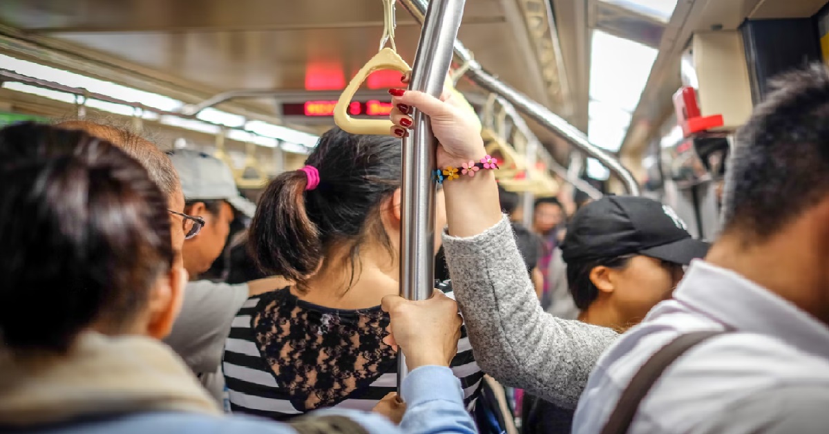 MAN WITNESS ELDERLY MAN FELL DOWN AS NO ONE OFFERED HIM A SEAT