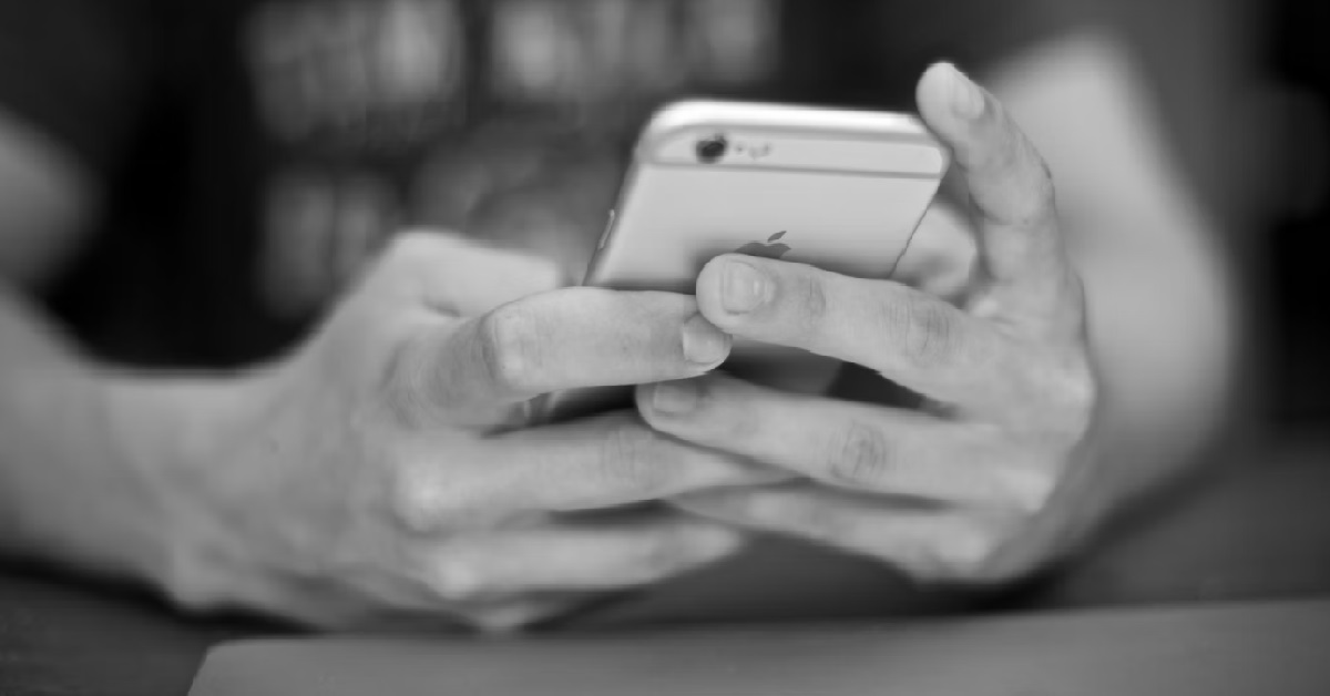 WOMAN FEELS LOST, HUSBAND TOUCHES HIMSELF TO FRIENDS’ PHOTOS