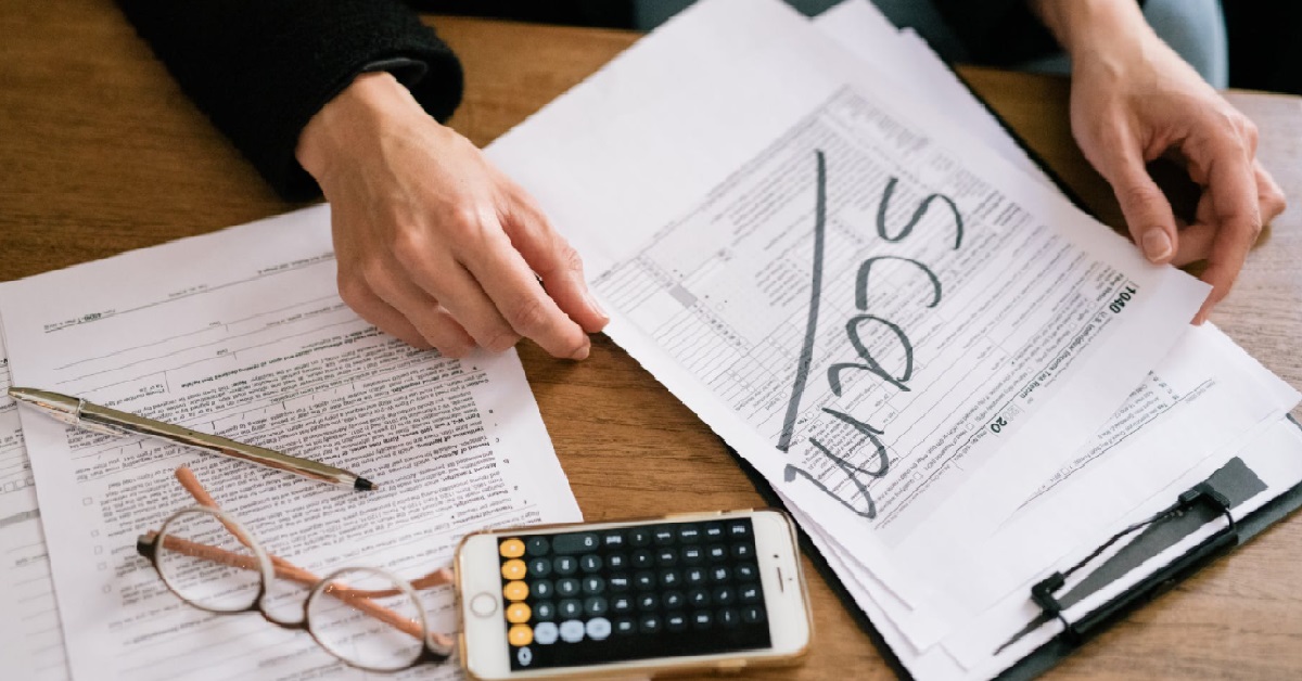 GIRL SCAMMED OF $1.5K BY MAN OFFERING HER A “JOB”, HELPLESS