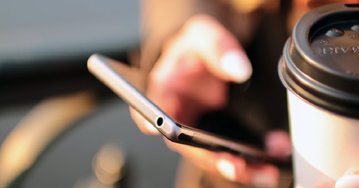 WOMAN SLEPT WITH MARRIED MAN, WIFE FINDS OUT 20 YRS LATER & TEXTED HER