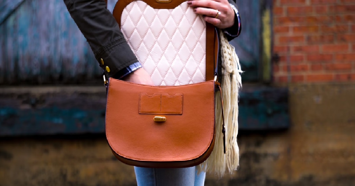 SIAO ZHABOR ACCUSES GUY OF “HITTING” HER $5K BAG IN MRT & DEMAND MONEY FROM HIM