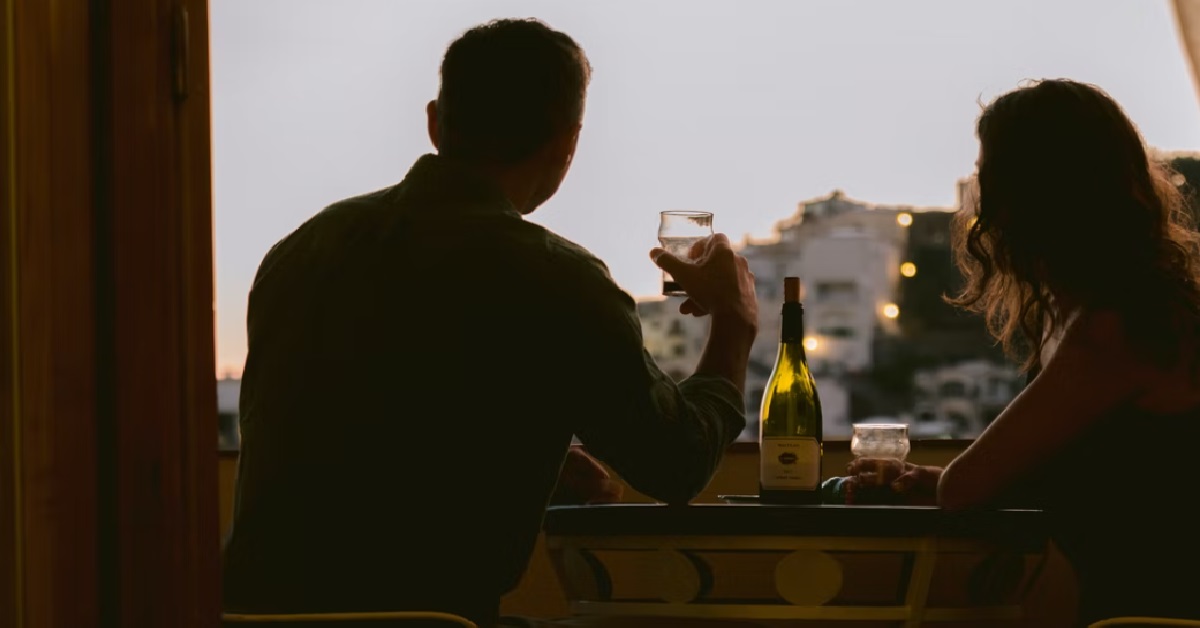 MAN’S WIFE GOT A GIFT FROM GUY FRIEND, WHO WINKED AT HER IN FRONT OF HIM