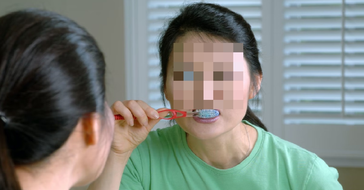WOMAN SWALLOWS TOOTHBRUSH, WAITED UNTIL END WORK THEN GO HOSPITAL